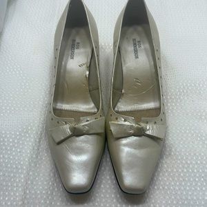 Ross Hommerson Cream Leather Pumps Size 8.5